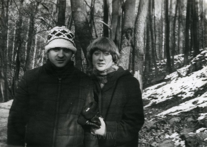 KKE 4307.jpg - Dariusz Hajduk i Anna Hajduk na spacerze w parku, Mrągowo,  18 II 1984 r.